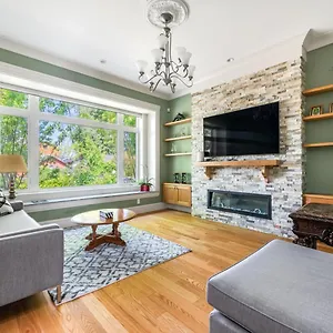 Haven: Luxurious Private Bedroom Near Attractions Vancouver
